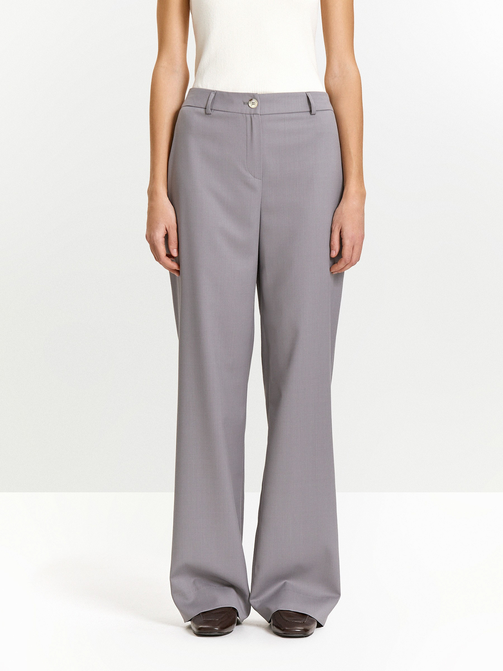 Брюки прямого кроя с защипами из костюмной шерсти